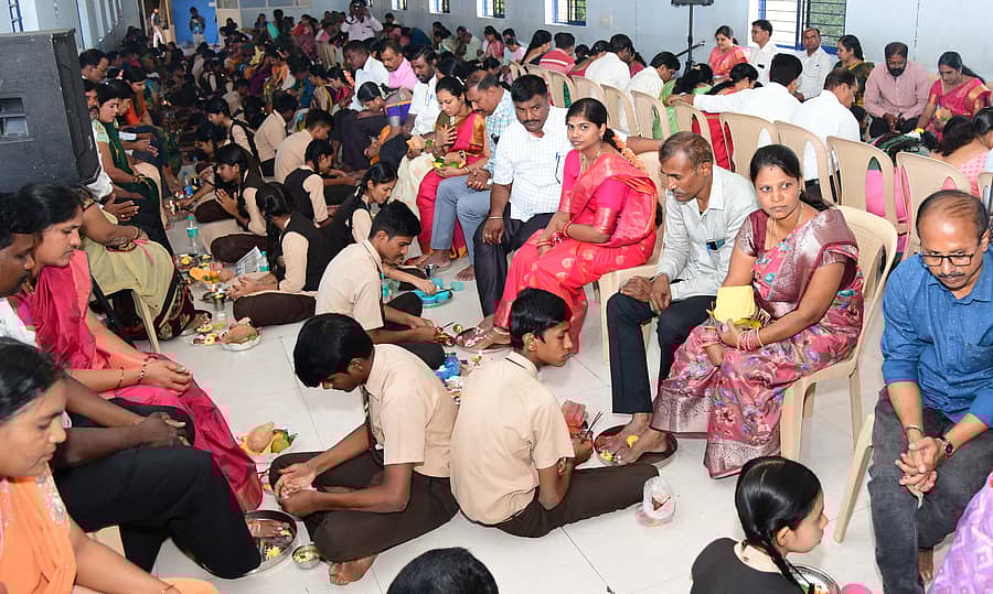 ದಾವಣಗೆರೆ ಈಶ್ವರಮ್ಮ ಹಿರಿಯ ಪ್ರಾಥಮಿಕ ಮತ್ತು ಪ್ರೌಢಶಾಲೆಯಲ್ಲಿ ಆಯೋಜಿಸಿದ್ದ ‘ಮಾತೃ-ಪಿತೃ ವಂದನಾ’ ಕಾರ್ಯಕ್ರಮದಲ್ಲಿ ಎಸ್ಸೆಸ್ಸೆಲ್ಸಿ ವಿದ್ಯಾರ್ಥಿಗಳು ತಂದೆ-ತಾಯಿ ಪಾದ ಪೂಜೆ ಮಾಡಿದರು.