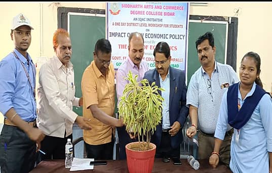 ಬೀದರ್‌ನ ಸಿದ್ದಾರ್ಥ ಕಾಲೇಜಿನಲ್ಲಿ ಏರ್ಪಡಿಸಿದ್ದ ಕಾರ್ಯಾಗಾರವನ್ನು ಬೀದರ್‌ ವಿಶ್ವವಿದ್ಯಾಲಯದ ಸಾಮಾಜಿಕ ನಿಕಾಯದ ಡೀನ್ ದೇವಿದಾಸ ತುಮಕುಂಟೆ ಸಸಿಗೆ ನೀರೆರೆದು ಉದ್ಘಾಟಿಸಿದರು