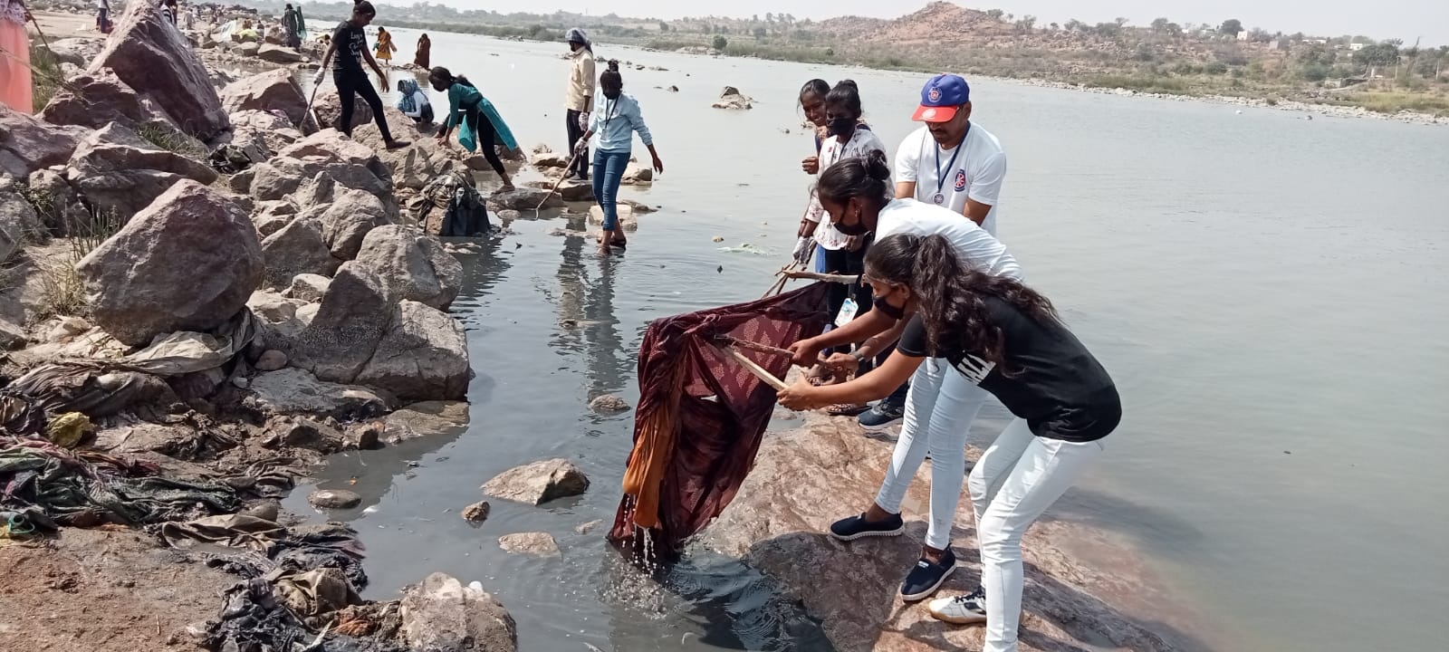 ರಾಯಚೂರು ನಗರದ ಸರ್ಕಾರಿ ಪ್ರಥಮ ದರ್ಜೆ ಮಹಿಳಾ ಕಾಲೇಜಿನ ರಾಷ್ಟ್ರೀಯ ಸೇವಾ ಯೋಜನೆ ಘಟಕದ ವತಿಯಿಂದ ದೇವದುರ್ಗ ತಾಲ್ಲೂಕಿನ ವೀರಗೋಟ ವ್ಯಾಪ್ತಿಯ ಕೃಷ್ಣ ನದಿಯಲ್ಲಿ ಸ್ವಚ್ಛತಾ ಕಾರ್ಯ ಕೈಗೊಳ್ಳಲಾಯಿತು