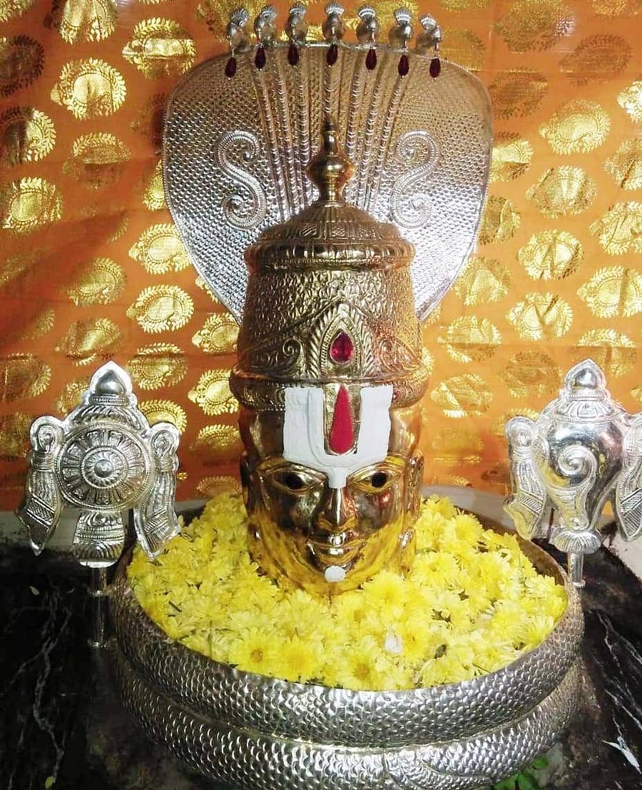 ಬೆಟ್ಟದ ಮೇಲಿರುವ ರಂಗನಾಥಸ್ವಾಮಿ ದೇವರಿಗಿ ವಿಶೇಷ ಅಲಂಕಾರ ಮಾಡಲಾಗಿತ್ತು