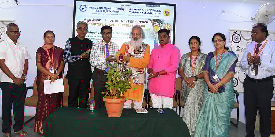 ಬೀದರ್ನ ಕರ್ನಾಟಕ ಕಾಲೇಜಿನಲ್ಲಿ ಮಂಗಳವಾರ ಏರ್ಪಡಿಸಿದ್ದ ಕಾರ್ಯಕ್ರಮವನ್ನು ರಾಷ್ಟ್ರೀಯ ಜಾನಪದ ಮತ್ತು ಬುಡಕಟ್ಟು ಕಲಾ ಪರಿಷತ್ತಿನ ಅಧ್ಯಕ್ಷ ನಿರ್ಮಲ್ ರತನಲಾಲ್ ವೈದ್ಯ ಅವರು ಸಸಿಗೆ ನೀರೆರೆದು ಉದ್ಘಾಟಿಸಿದರು