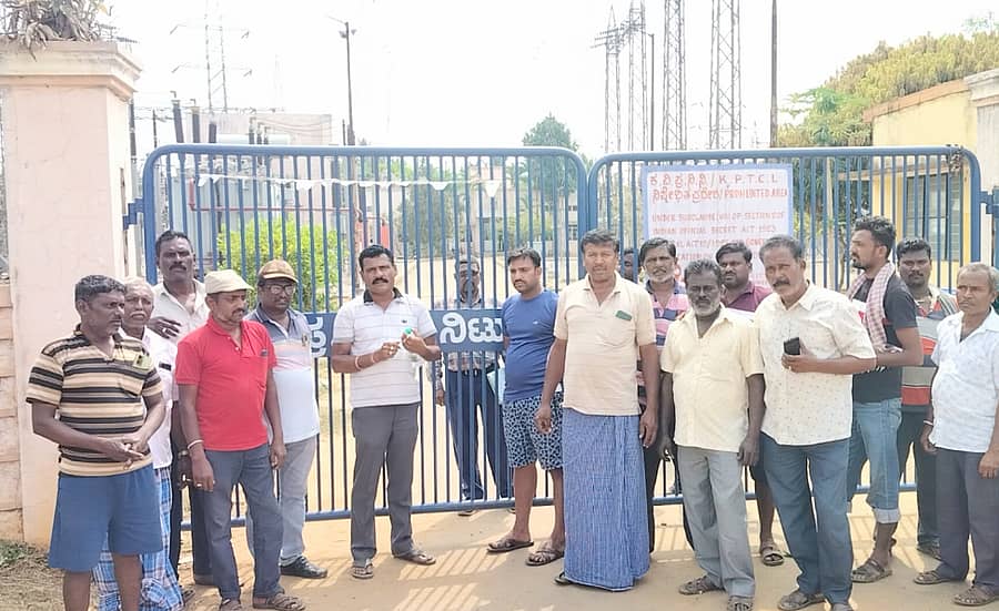 ಅಸಮರ್ಪಕ ವಿದ್ಯುತ್ ಸರಬರಾಜು ವಿರುದ್ಧ ನಿಟ್ಟೂರು ಎಂಎಸ್ಎಸ್ ಮುಂಭಾಗ ರೈತರು ಪ್ರತಿಭಟನೆ ನಡೆಸಿದರು