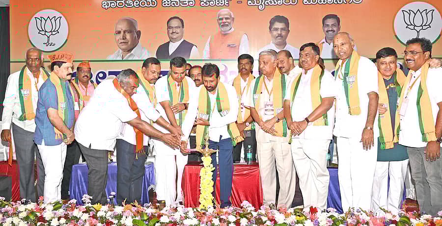 <div class="paragraphs"><p>ಮೈಸೂರಿನಲ್ಲಿ ಸೋಮವಾರ ಆಯೋಜಿಸಿದ್ದ ಬಿಜೆಪಿ ಮಹಾನಗರ ಜಿಲ್ಲಾ ಕಾರ್ಯಕಾರಿಣಿಯನ್ನು ಪಕ್ಷದ ರಾಜ್ಯ ಘಟಕದ ಸಂಘಟನಾ ಪ್ರಧಾನ ಕಾರ್ಯದರ್ಶಿ ಜಿ.ವಿ. ರಾಜೇಶ್ ಉದ್ಘಾಟಿಸಿದರು</p></div>