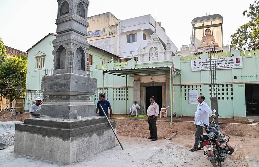 <div class="paragraphs"><p>ಮೈಸೂರಿನ ಸಯ್ಯಾಜಿರಾವ್ ರಸ್ತೆಯಲ್ಲಿರುವ ಪಾರಂಪರಿಕ ಕಟ್ಟಡವಾದ ಶಾಂತೀಶ್ವರ ತೀರ್ಥಂಕರರ ಜೈನ ಬಸದಿಯಲ್ಲಿ ನಡೆಯುತ್ತಿರುವ ದುರಸ್ತಿ ಕಾಮಗಾರಿಯ ಶುಕ್ರವಾರದ ಚಿತ್ರಣ –ಪ್ರಜಾವಾಣಿ ಚಿತ್ರ/ಅನೂಪ್ ರಾಘ.ಟಿ.</p></div>