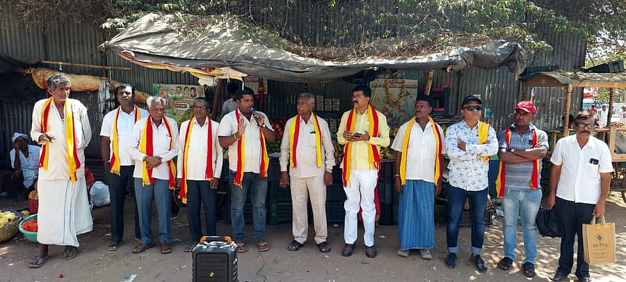 ಚನ್ನಪಟ್ಟಣದಲ್ಲಿ ಕಸ್ತೂರಿ ಕರ್ನಾಟಕ ಜನಪರ ವೇದಿಕೆ ಪದಾಧಿಕಾರಿಗಳು ನಾಸೀರ್ ಹುಸೇನ್ ಅವರ ಬೆಂಬಲಿಗರ ಪಾಕಿಸ್ಥಾನಕ್ಕೆ ಜೈಕಾರವನ್ನು ಖಂಡಿಸಿ ಪ್ರತಿಭಟನೆ ನಡೆಸಿದರು