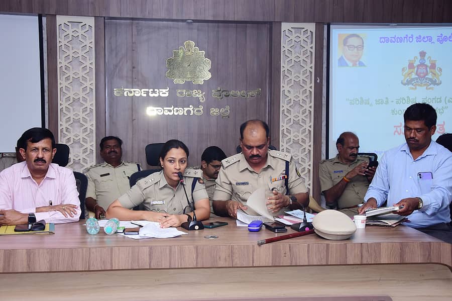 ದಾವಣಗೆರೆ ಜಿಲ್ಲಾ ಪೊಲೀಸ್ ವರಿಷ್ಠಾಧಿಕಾರಿ ಕಚೇರಿಯಲ್ಲಿ ಬುಧವಾರ ನಡೆದ ಪರಿಶಿಷ್ಟ ಜಾತಿ ಹಾಗೂ ಪರಿಶಿಷ್ಟ ಪಂಗಡ ಕುಂದುಕೊರತೆ ಸಭೆಯಲ್ಲಿ ಜಿಲ್ಲಾ ಪೊಲೀಸ್ ವರಿಷ್ಠಾಧಿಕಾರಿ ಉಮಾ ಪ್ರಶಾಂತ್ ಮಾತನಾಡಿದರು.
