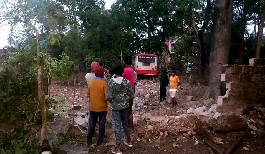 ಸಕಲೇಶಪುರದ ಬಾಗೆ ಸಮೀಪ ರಾಜ್ಯ ರಸ್ತೆ ಸಾರಿಗೆ ಸಂಸ್ಥೆಯ ಬಸ್‌ ಜೆಎಸ್‌ಎಸ್‌ ಪಬ್ಲಿಕ್ ಶಾಲೆಯ ಕಾಂಪೌಡ್ ಜಖಂಗೊಳಿಸಿ ಒಳ ನುಗ್ಗಿರುವುದು