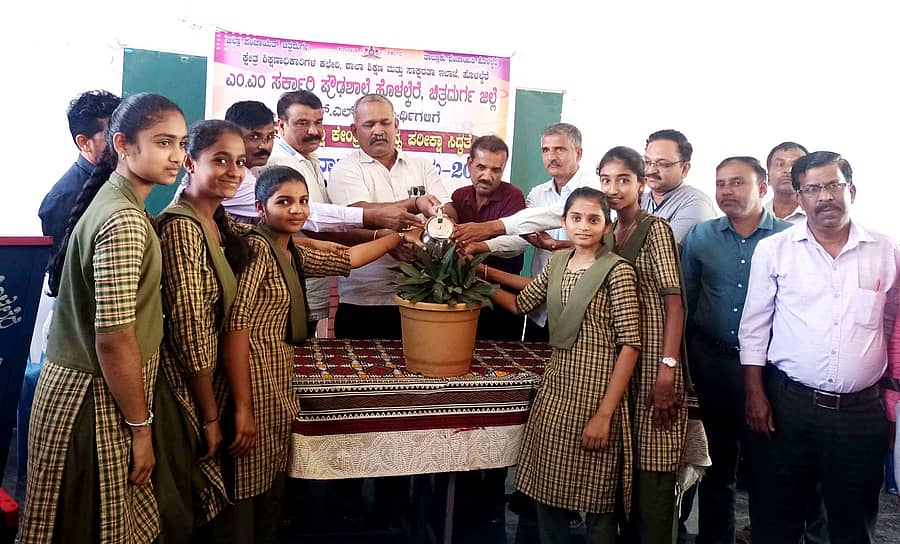 ಹೊಳಲ್ಕೆರೆಯ ಎಂಎಂ ಸರ್ಕಾರಿ ಶಾಲೆಯಲ್ಲಿ ಮಂಗಳವಾರ ನಡೆದ ಎಸ್ಸೆಸ್ಸೆಲ್ಸಿ ಪರೀಕ್ಷಾ ಕಾರ್ಯಾಗಾರವನ್ನು ಕ್ಷೇತ್ರ ಸಮನ್ವಯಾಧಿಕಾರಿ ಸುರೇಂದ್ರನಾಥ್ ಉದ್ಘಾಟಿಸಿದರು