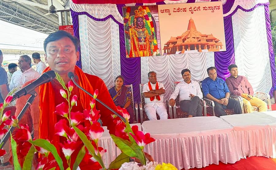 ಕೊಪ್ಪಳದಲ್ಲಿ ಭಾನುವಾರ ಬಿಜೆಪಿ ಜಿಲ್ಲಾಧ್ಯಕ್ಷ ನವೀನ ಗುಳಗಣ್ಣನವರ ಪ್ರಯಾಣಿಕರನ್ನು ಬೀಳ್ಕೊಡುವ ಕಾರ್ಯಕ್ರಮದಲ್ಲಿ ಮಾತನಾಡಿದರು