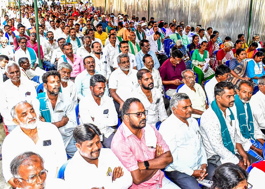 ಪ್ರಗತಿಪರ ಸಂಘಟನೆಗಳ ಒಕ್ಕೂಟವು ಮಂಡ್ಯದ ಲ್ಲಾಧಿಕಾರಿ ಕಚೇರಿ ಬಳಿ ಗುರುವಾರ ಏರ್ಪಡಿಸಿದ್ದ ‘ಶಾಂತಿ ಸೌಹಾರ್ದಕ್ಕಾಗಿ ಪ್ರತಿಭಟನೆ’ಯಲ್ಲಿ ಭಾಗವಹಿಸಿದ್ದ ಜನಸ್ತೋಮ