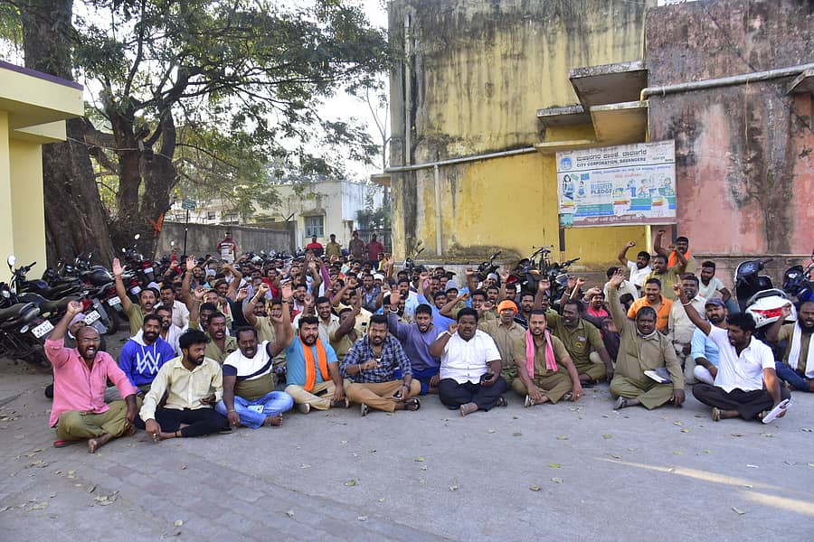 ದಾವಣಗೆರೆಯ ಮಹಾನಗರ ಪಾಲಿಕೆ ಎದುರು ಶುಕ್ರವಾರ ಪಾಲಿಕೆಯ ವಾಹನ ಚಾಲಕರು ಪ್ರತಿಭಟನೆ ನಡೆಸಿದರು