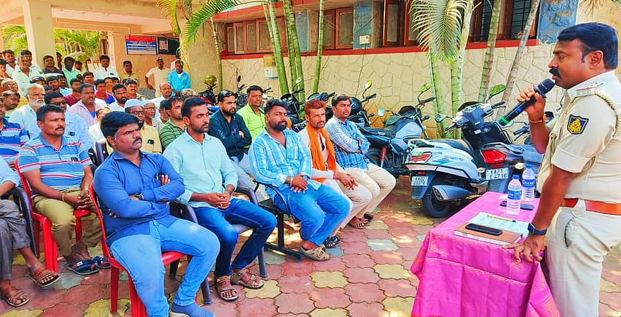 ಅಥಣಿ ಪೊಲೀಸ್ ಠಾಣೆ ಆವರಣದಲ್ಲಿ ಭಾನುವಾರ ನಡೆದ ಸಭೆಯಲ್ಲಿ ಸಿಪಿಐ ರವೀಂದ್ರ ನಾಯ್ಕೋಡಿ ಮಾತನಾಡಿದರು