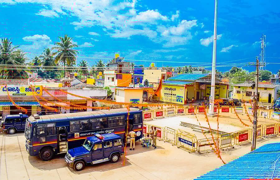 ಕೆರಗೋಡು ಗ್ರಾಮದಲ್ಲಿ ಸ್ಥಾಪಿಸಲಾಗಿರುವ ಧ್ವಜಸ್ತಂಭದ ಸುತ್ತಲೂ ಪೊಲೀಸರು ಬಿಗಿ ಬಂದೋಬಸ್ತ್ ಮಾಡಿದ್ದಾರೆ