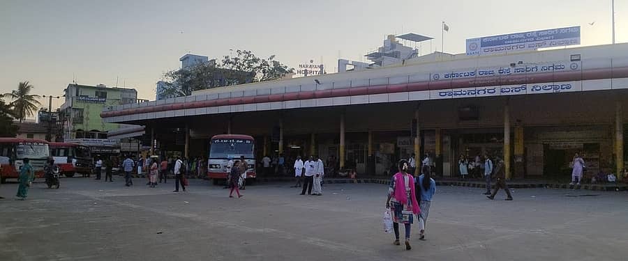 ಬಸ್‌ಗಳಿಲ್ಲದೆ ಬಿಕೋ ಎನ್ನುತ್ತಿರುವ ರಾಮನಗರ ಜಿಲ್ಲಾ ಕೇಂದ್ರದ ಬಸ್ ನಿಲ್ದಾಣ
ಪ್ರಜಾವಾಣಿ ಚಿತ್ರ: ಚಂದ್ರೇಗೌಡ