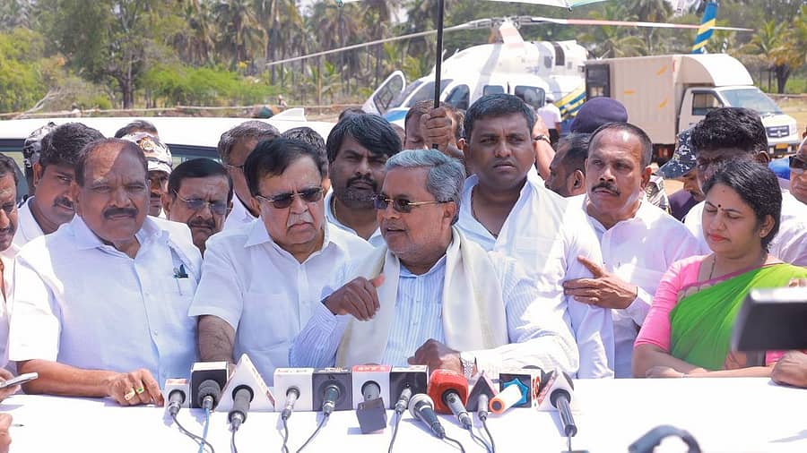 <div class="paragraphs"><p>ಹಾಸನದ ಅರಸೀಕೆರೆ ತಾಲ್ಲೂಕಿನ ಬಾಣಾವರದಲ್ಲಿ ಸುದ್ದಿಗಾರರೊಂದಿಗೆ ಮಾತನಾಡಿದ ಸಿಎಂ ಸಿದ್ದರಾಮಯ್ಯ</p></div>