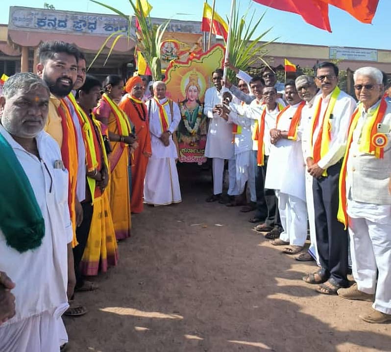 ರಾಯಬಾಗ ತಾಲ್ಲೂಕಿನ ಹಂದಿಗುಂದ ಗ್ರಾಮದಲ್ಲಿ ಶನಿವಾರ ನಡೆದ ಕನ್ನಡ ಸಾಹಿತ್ಯ ಸಮ್ಮೇಳನಕ್ಕೂ ಮುನ್ನ ಭುವನೇಶ್ವರಿ ಮೆರವಣಿಗೆಗೆ ಶ್ರೀದೇವಿ ಮಹಾದೇವ ಹೆಗ್ಗಾಣಿ ಚಾಲನೆ ನೀಡಿದರು