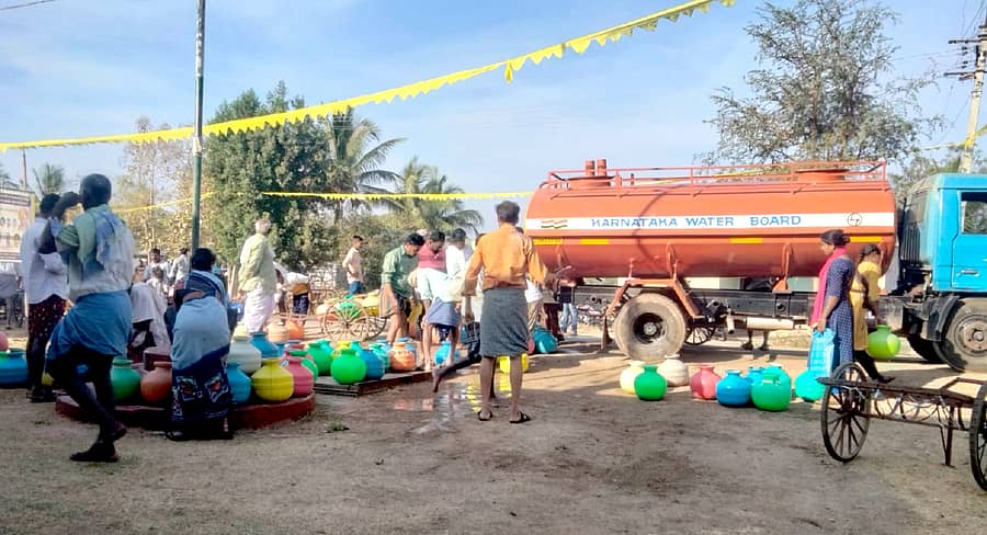 ಹುಬ್ಬಳ್ಳಿ ಗ್ರಾಮೀಣ ತಾಲ್ಲೂಕಿನ ಉಮಚಗಿ ಗ್ರಾಮದಲ್ಲಿ ಟ್ಯಾಂಕ್ ಮೂಲಕ ಪೂರೈಸುತ್ತಿರುವ ಕುಡಿಯುವ ನೀರನ್ನು ಗ್ರಾಮಸ್ಥರು ತುಂಬಿಕೊಳ್ಳುತ್ತಿರುವುದು