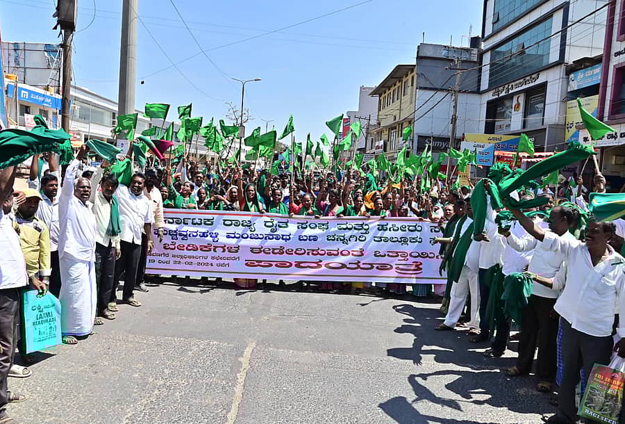 ವಿವಿಧ ಬೇಡಿಕೆಗಳ ಈಡೇರಿಕೆಗೆ ಒತ್ತಾಯಿಸಿ ರಾಜ್ಯ ರೈತ ಸಂಘ ಮತ್ತು ಹಸಿರು ಸೇನೆ(ಹುಚ್ಚವ್ವನಹಳ್ಳಿ ಮಂಜುನಾಥ್ ಬಣ) ದಾವಣಗೆರೆಯಲ್ಲಿ ಪ್ರತಿಭಟನೆ ನಡೆಸಿತು.