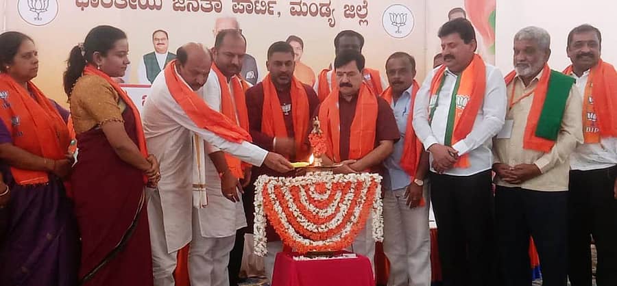 ಪಾಂಡವಪುರ ತಾಲೂಕಿನ ಕೆನ್ನಾಳು ಗೇಟ್ ಸಮೀಪದ ಖಾಸಗಿ ಕಲ್ಯಾಣ ಮಂಟಪದಲ್ಲಿ ನಡೆದ ಮಂಡ್ಯ ಜಿಲ್ಲಾ ಬಿಜೆಪಿ ಕಾರ್ಯಕಾರಿಣಿ ಸಭೆಯನ್ನು ಎಸ್.ಎ.ರಾಮದಾಸ್ ಉದ್ಘಾಟಿಸಿದರು. ಪ್ರೀತಮ್ಗೌಡ, ಕೆ.ಸಿ.ನಾರಾಯಣಗೌಡ, ಡಾ.ಇಂದ್ರೇಶ್, ಸಿದ್ದರಾಮಯ್ಯ ಭಾಗವಹಿಸಿದ್ದರು