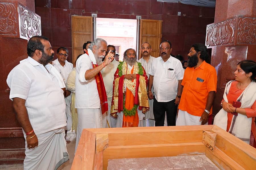 ಕಾಪು ಹೊಸ ಮಾರಿಗುಡಿ ದೇವಸ್ಥಾನಕ್ಕೆ ಬಂದು ಮಾರಿಯಮ್ಮನ ದರ್ಶನ ಪಡೆದು, ದೇಗುಲದ ಕಾಮಗಾರಿಯನ್ನು ಆರ್ಟ್‌ ಆಫ್‌ ಲಿವಿಂಗ್‌ ಸಂಸ್ಥೆಯ ಮುಖ್ಯಸ್ಥ ರವಿಶಂಕರ್ ಗುರೂಜಿ ವೀಕ್ಷಿಸಿದರು