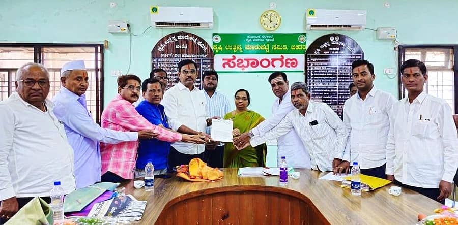 ಕೃಷಿ ಉತ್ಪನ್ನ ಮಾರುಕಟ್ಟೆ ಸಮಿತಿಯ ನೂತನ ಮಾರುಕಟ್ಟೆ ನಿರ್ಮಾಣಕ್ಕೆ ಒತ್ತಾಯಿಸಿ ದಿ ಗ್ರೇನ್ ಅಂಡ್ ಸೀಡ್ಸ್ ಮರ್ಚಂಟ್ಸ್ ಅಸೋಸಿಯೇಷನ್ ಪದಾಧಿಕಾರಿಗಳು ಬೀದರ್ನಲ್ಲಿ ಬುಧವಾರ ಸಮಿತಿಯ ಕಾರ್ಯದರ್ಶಿಗೆ ಮನವಿ ಪತ್ರ ಸಲ್ಲಿಸಿದರು