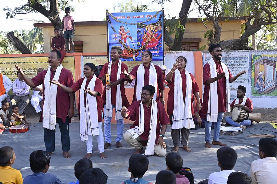 ಹೊಸಪೇಟೆಯ ಭಾವೈಕ್ಯತಾ ವೇದಿಕೆಯ ಕಲಾವಿದರು ಪ್ರಸ್ತುತ ಪಡಿಸಿದ ಬೀದಿನಾಟಕದ ನೋಟ