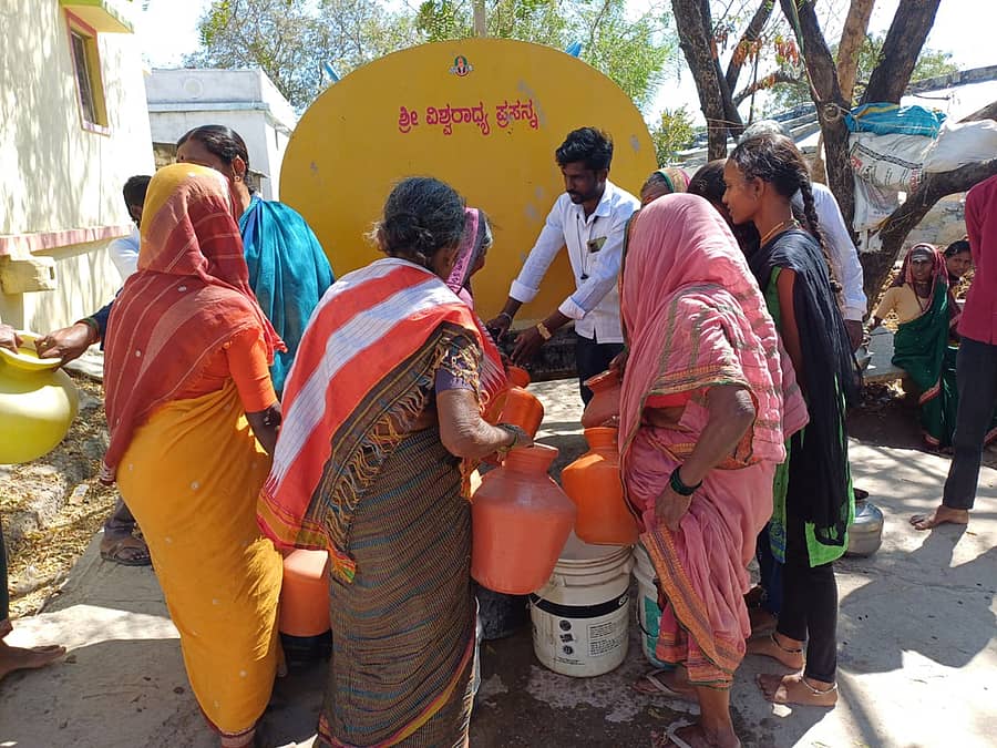 ಯಾದಗಿರಿ ತಾಲ್ಲೂಕಿನ ಶೆಟ್ಟಕೇರಾ ಗ್ರಾಮದಲ್ಲಿ ಟ್ಯಾಂಕರ್‌ ಮೂಲಕ ನೀರು ಪೂರೈಕೆ ಮಾಡಲಾಗುತ್ತಿರುವುದು