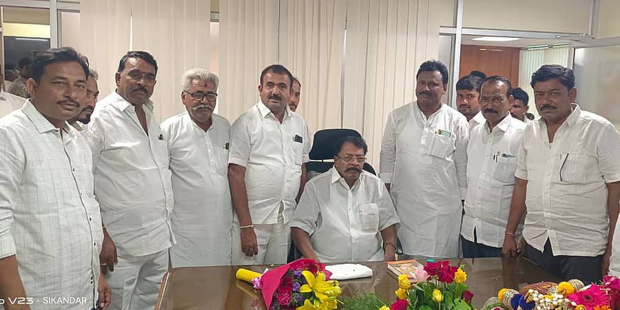 ಶಾಸಕ ರಾಜಾ ವೆಂಕಟಪ್ಪ ನಾಯಕ ಅವರು ಗುರುವಾರ ಬೆಂಗಳೂರಲ್ಲಿ ಕರ್ನಾಟಕ ರಾಜ್ಯ ಉಗ್ರಾಣ ನಿಗಮದ ಅಧ್ಯಕ್ಷರಾಗಿ ಅಧಿಕಾರ ಸ್ವೀಕರಿಸಿದ ವೇಳೆ ಕಕ್ಕೇರಾ ಪಟ್ಟಣದ ಕಾಂಗ್ರೆಸ್ ಮುಖಂಡರು ಅವರನ್ನು ಗೌರವಿಸಿದರು