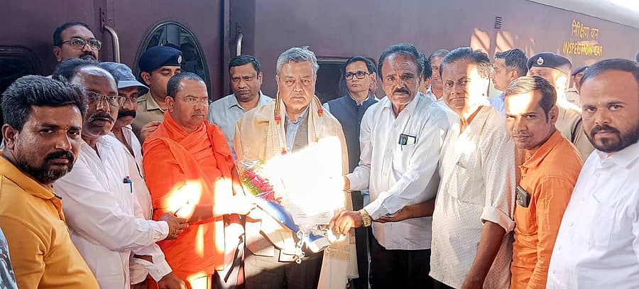 ಹೊಸಪೇಟೆಯ ರೈಲು ನಿಲ್ದಾಣದಲ್ಲಿ ನೈರುತ್ಯ ರೈಲ್ವೆ ಪ್ರಧಾನ ವ್ಯವಸ್ಥಾಪಕ ಸಂಜೀವ್ ಕಿಶೋರ್ ಅವರನ್ನು ವಿಜಯನಗರ ರೈಲ್ವೆ ಅಭಿವೃದ್ಧಿ ಕ್ರಿಯಾ ಸಮಿತಿಯ ಪದಾಧಿಕಾರಿಗಳು ಗೌರವಿಸಿದರು