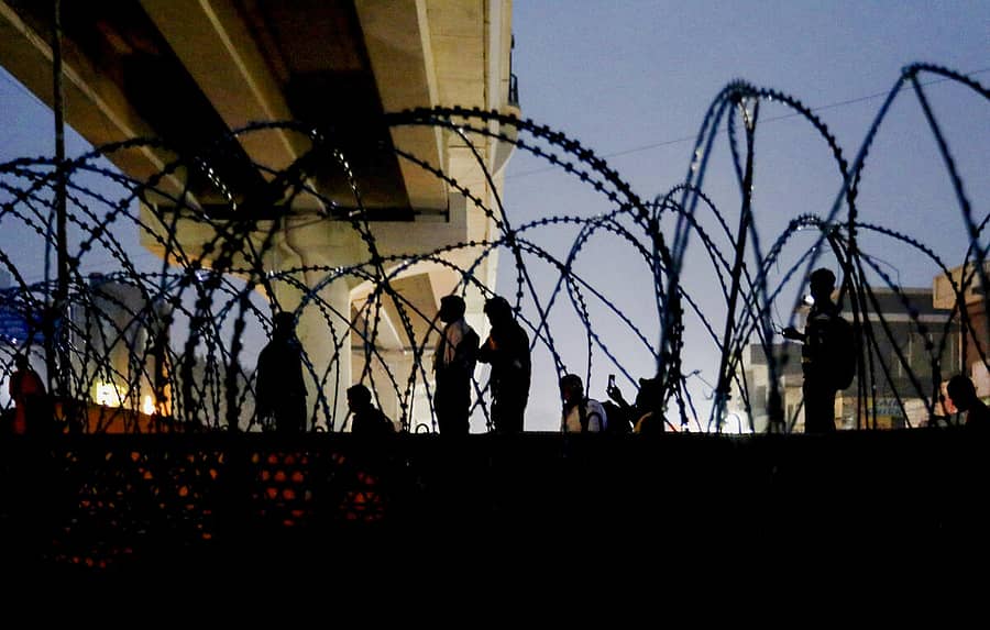 <div class="paragraphs"><p>ರೈತರನ್ನು ತಡೆಯಲು ರಸ್ತೆಯಲ್ಲಿ  ಮುಳ್ಳುತಂತಿ ಹಾಕಲಾಗಿದೆ</p></div>