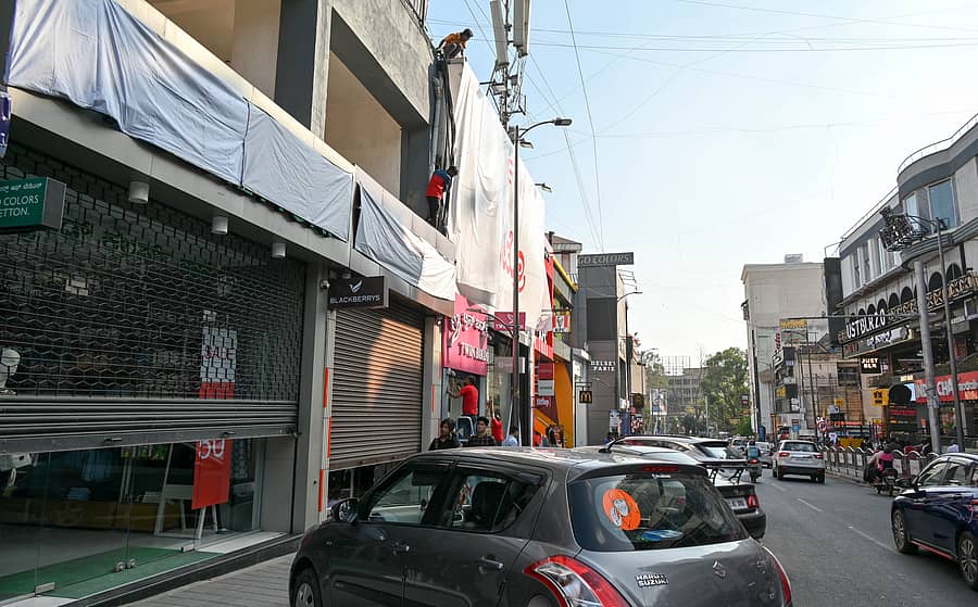 ಬ್ರಿಗೇಡ್‌ ರಸ್ತೆಯಲ್ಲಿರುವ ಕೆಲವು ಮಳಿಗೆಗಳ ನಾಮಫಲಕದಲ್ಲಿ ಶೇ 60ರಷ್ಟು ಕನ್ನಡ ಬಳಸದ್ದರಿಂದ ಮಳಿಗೆಗಳನ್ನು ಬಿಬಿಎಂಪಿ ವತಿಯಿಂದ ಮುಚ್ಚಿಸಲಾಗಿದೆ.