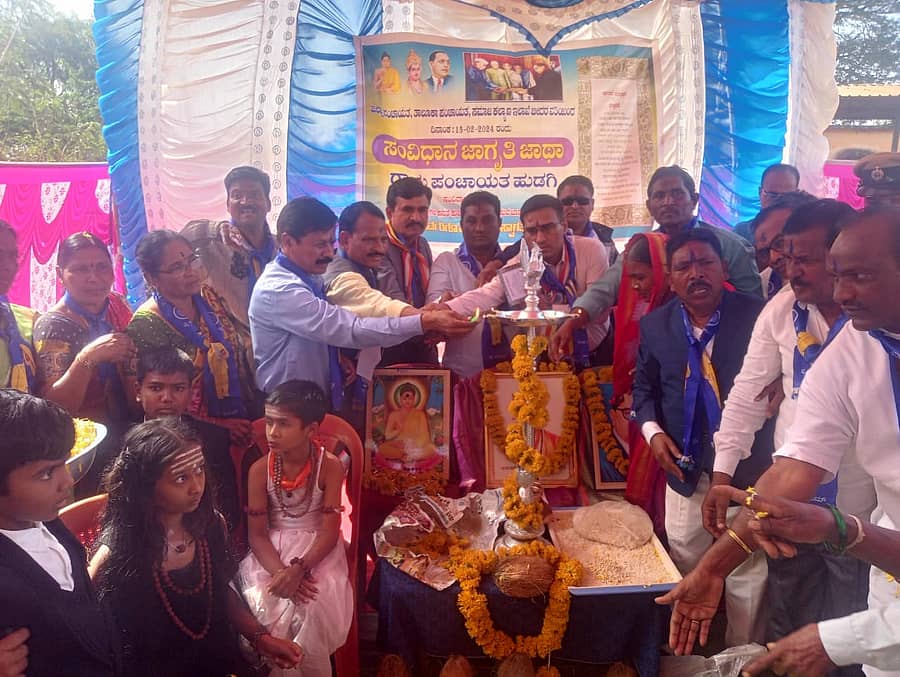 ಹುಮನಾಬಾದ್ ತಾಲ್ಲೂಕಿನ ಹುಡಗಿ ಗ್ರಾಮದಲ್ಲಿ ಸಂವಿಧಾನ ಜಾಗೃತಿ ಕಾರ್ಯಕ್ರಮಕ್ಕೆ ಸಮಾಜ ಕಲ್ಯಾಣ ಇಲಾಖೆಯ ಸಹಾಯಕ ನಿರ್ದೇಶಕ ಲಿಂಗರಾಜ್ ಅರಸ್ ಚಾಲನೆ ನೀಡಿದರು