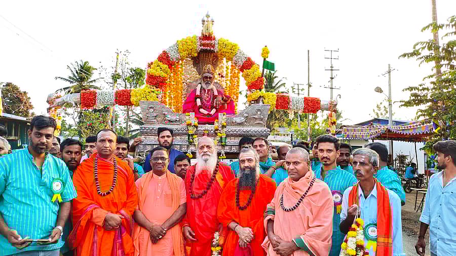 ಭದ್ರಾವತಿ ತಾಲ್ಲೂಕಿನ ಕೂಡ್ಲಿಗೆರೆಯಲ್ಲಿ ಸೋಮವಾರ ನಡೆದ ರಂಭಾಪುರಿ ಪೀಠದ ವೀರಸೋಮೇಶ್ವರ ಸ್ವಾಮೀಜಿ ಅಡ್ಡಪಲ್ಲಕ್ಕಿ ಉತ್ಸವದ ನೋಟ