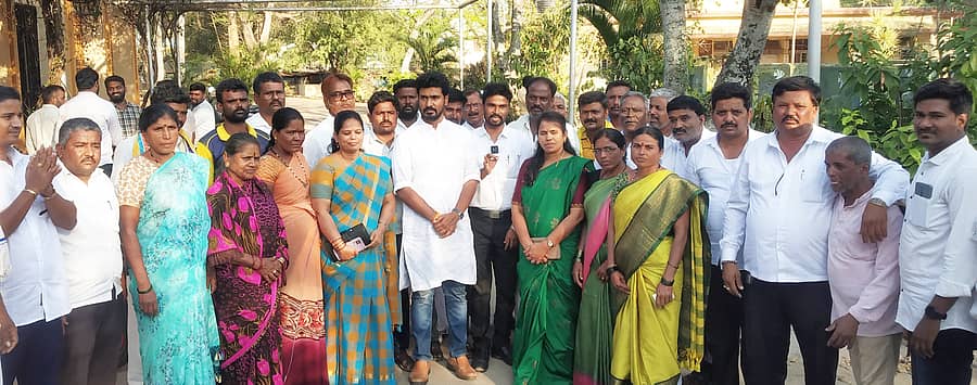 ಹರಪನಹಳ್ಳಿ ಪ್ರವಾಸಿ ಮಂದಿರದಲ್ಲಿ ಕಾಂಗ್ರೆಸ್ ಕಾರ್ಯಕರ್ತರೊಂದಿಗೆ ಜಿ.ಬಿ.ವಿನಯ್ ಕುಮಾರ ಸಭೆ ನಡೆಸಿದರು