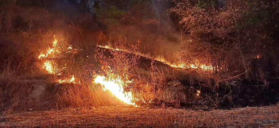 ಕುದೂರಿನ ಇತಿಹಾಸ ಪ್ರಸಿದ್ಧ ಭೈರವದುರ್ಗ ಬೆಟ್ಟದಲ್ಲಿ ಗುರುವಾರ ರಾತ್ರಿ ಕಾಣಿಸಿಕೊಂಡಿದ್ದ ಬೆಂಕಿ