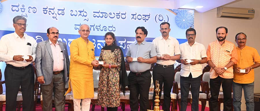 ಕಾರ್ಯಕ್ರಮದಲ್ಲಿ ಗಣೇಶ್ ಕಾರ್ಣಿಕ್ ಅವರು ವಿದ್ಯಾರ್ಥಿನಿಯೊಬ್ಬರಿಗೆ ರಿಯಾಯಿತಿ ದರ ಪ್ರಯಾಣದ ಗುರುತಿನ ಚೀಟಿಯನ್ನು ಹಸ್ತಾಂತರಿಸಿದರು. ನಾಗೇಶ ಎಂ.ವಿ, ಅಜೀಜ್ ಪರ್ತಿಪ್ಪಾಡಿ, ಶ್ರೀಧರ್ ಮಲ್ಲಾಡ್ ಮತ್ತಿತರರು ಭಾಗವಹಿಸಿದ್ದರು