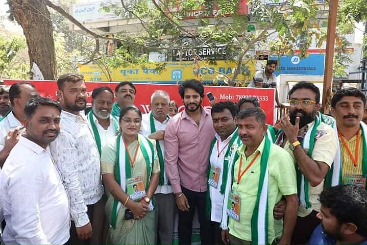 ವಿಧಾನ ಪರಿಷತ್ನ ಬೆಂಗಳೂರು ಶಿಕ್ಷಕರ ಕ್ಷೇತ್ರದ ಉಪ ಚುನಾವಣೆ ಮತದಾನದ ಹಿನ್ನೆಲೆಯಲ್ಲಿ ಜೆಡಿಎಸ್ ಯುವ ಘಟಕದ ಅಧ್ಯಕ್ಷ ನಿಖಿಲ್ ಕುಮಾರಸ್ವಾಮಿ ಅವರು ರಾಮನಗರದ ಮಿನಿ ವಿಧಾನಸೌಧದಲ್ಲಿ ತೆರೆದಿರುವ ಮತದಾನ ಕೇಂದ್ರದ ಬಳಿ ಜೆಡಿಎಸ್–ಬಿಜೆಪಿ ಮೈತ್ರಿ ಮುಖಂಡರನ್ನು ಭೇಟಿ ಮಾಡಿದರು