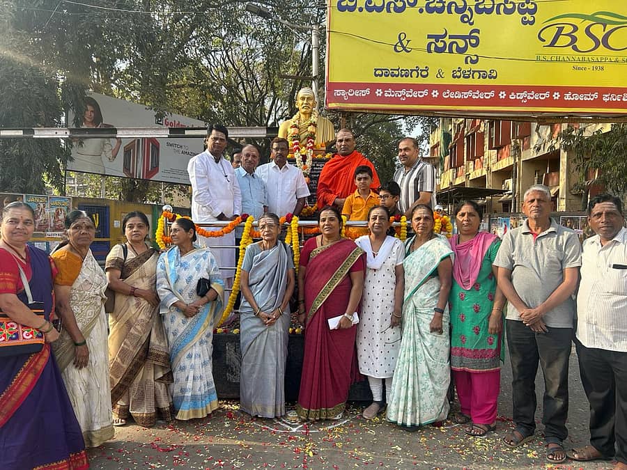 ದಾವಣಗೆರೆಯಲ್ಲಿ ನಡೆದ ಹರ್ಡೇಕರ್ ಮಂಜಪ್ಪ ಜಯಂತಿ ಆಚರಣೆ ವೇಳೆ ಬಸವಪ್ರಭು ಸ್ವಾಮೀಜಿ ಇತರರು ಪಾಲ್ಗೊಂಡಿದ್ದರು.