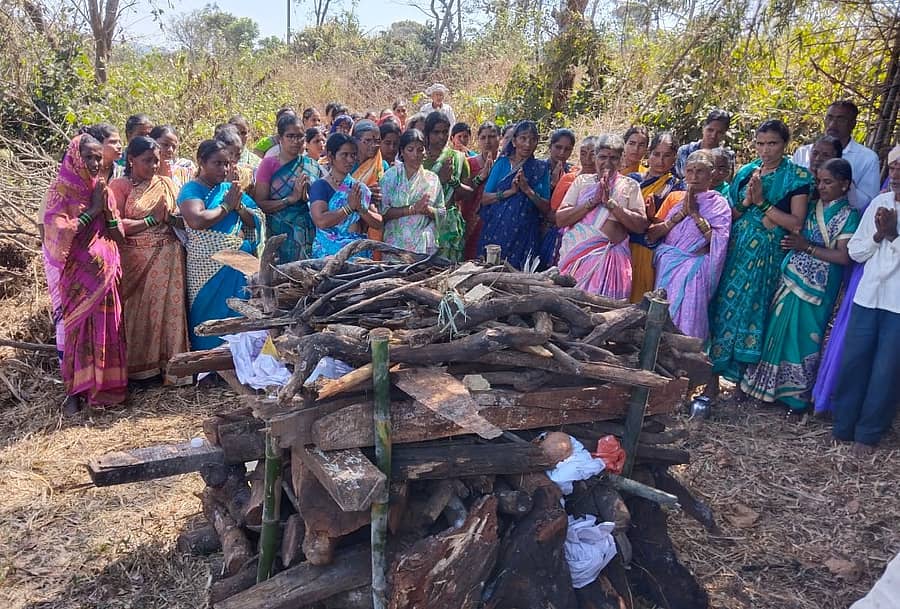 <div class="paragraphs"><p>ಬೆಳಗಾವಿ ತಾಲ್ಲೂಕಿನ ಕವಳೇವಾಡಿ ಗ್ರಾಮದಲ್ಲಿ ಶನಿವಾರ ಮಹಿಳೆಯರೇ ವ್ಯಕ್ತಿಯೊಬ್ಬರ ಅಂತ್ಯಕ್ರಿಯೆ ನೆರವೇರಿಸಿದರು</p></div>