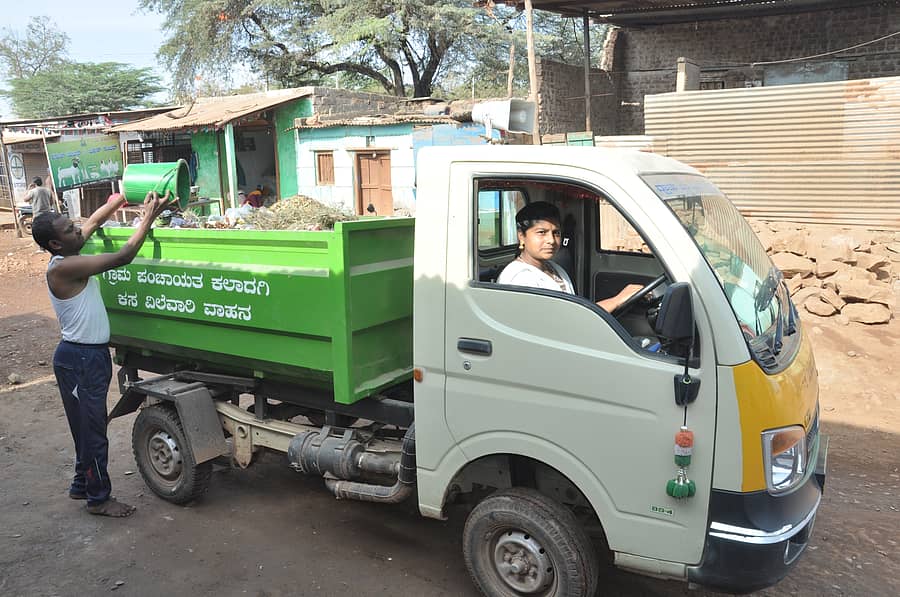ಬಾಗಲಕೋಟೆ ತಾಲ್ಲೂಕಿನ ಕಲಾದಗಿಯಲ್ಲಿ ಸ್ವಚ್ಛವಾಹಿನಿ ವಾಹನ ಚಲಾಯಿಸುತ್ತಿರುವ ಮಹಿಳೆ