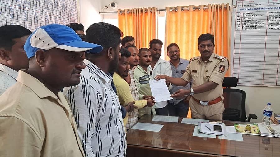 ಶಿವಮೊಗ್ಗದಲ್ಲಿ ಬುಧವಾರ ಎನ್ಎಸ್ಯುಐ ವತಿಯಿಂದ ಜಯನಗರ ಠಾಣೆ ಪೊಲೀಸರಿಗೆ ದೂರು ಸಲ್ಲಿಸಲಾಯಿತು