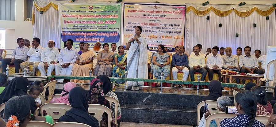 ಕೆಜಿಎಫ್‌ ತಾಲ್ಲೂಕು ಸುಂದರಪಾಳ್ಯದಲ್ಲಿ ಶನಿವಾರ ಏರ್ಪಡಿಸಿದ್ದ ಗ್ಯಾರಂಟಿ ಯೋಜನೆಗಳ ಅನುಷ್ಠಾನ ಕಾರ್ಯಕ್ರಮದಲ್ಲಿ ಶಾಸಕಿ ಎಂ.ರೂಪಕಲಾ ಮಾತನಾಡಿದರು. ತಾಲ್ಲೂಕು ಮಟ್ಟದ ಅಧಿಕಾರಿಗಳು, ಜನಪ್ರತಿನಿಧಿಗಳು ಇದ್ದರು 