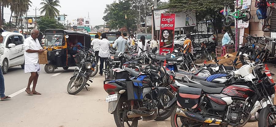 ಹೊಸದುರ್ಗದಲ್ಲಿ ಸಂಚಾರ ನಿಯಮ ಉಲ್ಲಂಘನೆ ಸಾರ್ವಜನಿಕರ ಓಡಾಟಕ್ಕೆ ಹರಸಾಹಸ ಪಡುತ್ತಿರುವುದು