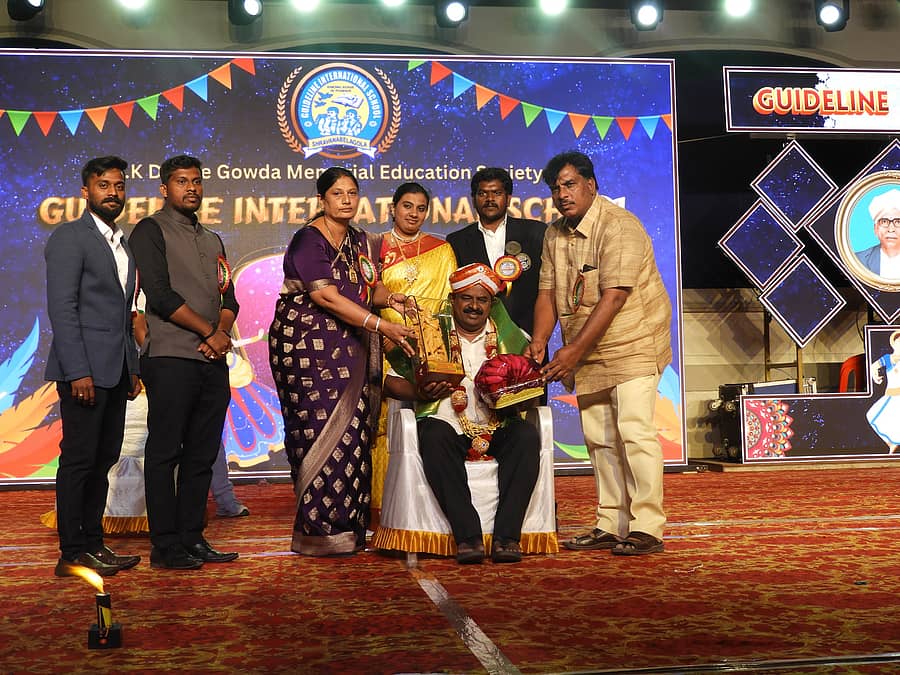ಶ್ರವಣಬೆಳಗೊಳದ ಗೊಮ್ಮಟನಗರದಲ್ಲಿರುವ ಗೈಡ್‌ಲೈನ್ ಅಂತರರಾಷ್ಟ್ರೀಯ ಶಾಲಾ ವಾರ್ಷಿಕೋತ್ಸವದಲ್ಲಿ ಶಾಸಕ ಸಿ.ಎನ್.ಬಾಲಕೃಷ್ಣ ಅವರನ್ನು ಗೌರವಿಸಲಾಯಿತು