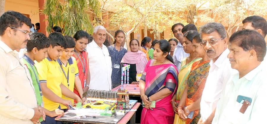 ಚಾಮರಾಜನಗರದ ಎಂಸಿಎಸ್ ಪಬ್ಲಿಕ್ ಶಾಲೆಯಲ್ಲಿ ಇಂಗ್ಲಿಷ್ ಹಬ್ಬದ ಅಂಗವಾಗಿ ನಡೆದ ವಸ್ತು ಪ್ರದರ್ಶನವನ್ನು ಉಪನ್ಯಾಸಕಿ ಶೀಲಾ, ಟ್ರಸ್ಟಿ ಮಹದೇವಪ್ಪ ಸೇರಿದಂತೆ ಗಣ್ಯರು ವೀಕ್ಷಿಸಿದರು