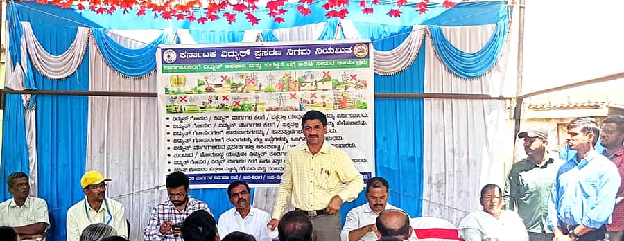 ದೊಡ್ಡಬಳ್ಳಾಪುರ ನಗರಸಭೆ ವ್ಯಾಪ್ತಿಯ ಬಸವೇಶ್ವರ ನಗರದಲ್ಲಿ ನಡೆದ ವಿದ್ಯುತ್ ಅಪಘಾತ ಮತ್ತು ಸುರಕ್ಷತೆ ಕುರಿತು ಅರಿವು ಕಾರ್ಯಕ್ರಮದಲ್ಲಿ ಕೆಪಿಟಿಸಿಎಲ್ ಕಾರ್ಯನಿರ್ವಾಹಕ ಎಂಜಿನಿಯರ್ ಎಸ್. ಜಿ.ಲಕ್ಷ್ಮಣ ಮಾತನಾಡಿದರು