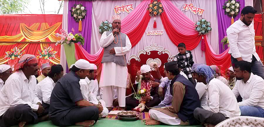 ಆಳಂದ ತಾಲ್ಲೂಕಿನ ಮಾದನ ಹಿಪ್ಪರಗಿ ಗ್ರಾಮದ ಖಂಡೇಶ್ವರ ದೇವಾಲಯದ ಮುಂದೆ ಮುಸ್ಲಿಂ ಕುಟುಂಬದ ವಿವಾಹ ಆಚರಣೆ ನಡೆಯಿತು.