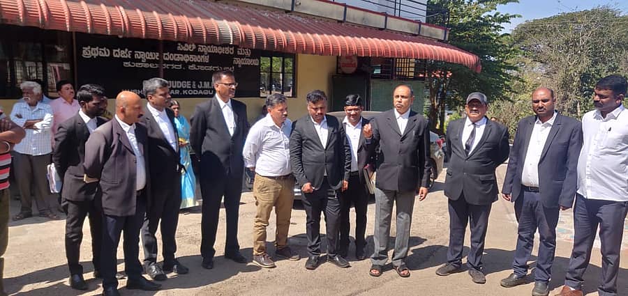 ರಾಮನಗರ ವಕೀಲರ ಮೇಲೆ ಮೊಕದ್ದಮೆ ದಾಖಲಿಸಿರುವ ಘಟನೆ ಖಂಡಿಸಿ ಕುಶಾಲನಗರ ವಕೀಲರ ಸಂಘದ ಸದಸ್ಯರು ಬುಧವಾರ ನ್ಯಾಯಾಲಯದ ಕಲಾಪದಿಂದ ದೂರ ಉಳಿದು ಪ್ರತಿಭಟನೆ ನಡೆಸಿದರು