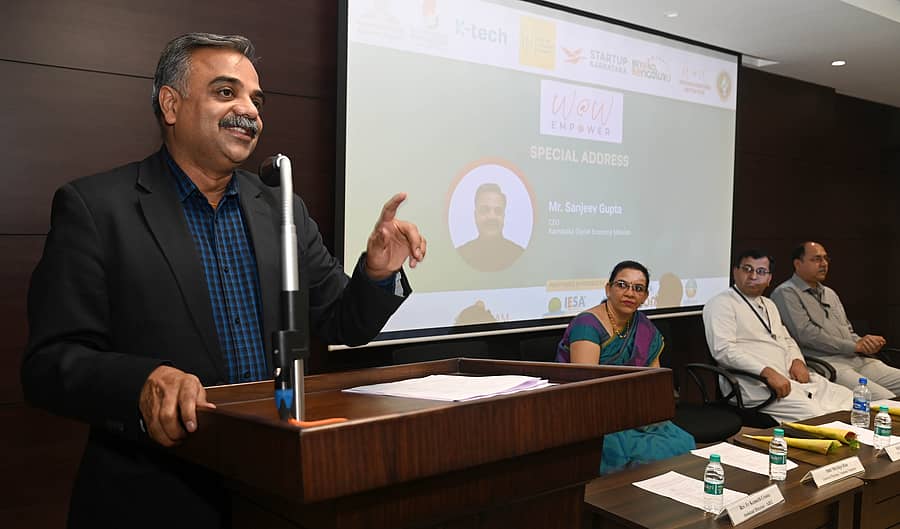 ಟಿಪಿಒ ಕಾನ್ಕ್ಲೇವ್ 2024ರ ಭಾಗವಾಗಿ ಕರ್ನಾಟಕ ಡಿಜಿಟಲ್ ಎಕಾನಮಿ ಮಿಷನ್ ವತಿಯಿಂದ ವಾಮಂಜೂರಿನ ಸೇಂಟ್ ಜೋಸೆಫ್ ಎಂಜಿನಿಯರಿಂಗ್ ಕಾಲೇಜಿನಲ್ಲಿ ಸೋಮವಾರ ಹಮ್ಮಿಕೊಂಡಿದ್ದ ಸಮಾವೇಶದಲ್ಲಿ ಕರ್ನಾಟಕ ಡಿಜಿಟಲ್ ಎಕಾನಮಿ ಮಿಷನ್ನ ಸಿಇಒ ಸಂಜೀವ್ ಗುಪ್ತ ಮಾತನಾಡಿದರು – ಪ್ರಜಾವಾಣಿ ಚಿತ್ರ