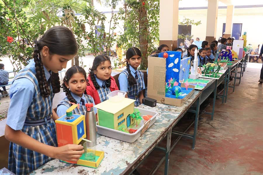 ಚಾಮರಾಜನಗರದ ಸೋಮವಾರಪೇಟೆಯ ಯೂನಿವರ್ಸ್ ಶಾಲೆಯಲ್ಲಿ ಬುಧವಾರ ನಡೆದ ರಾಷ್ಟ್ರೀಯ ವಿಜ್ಞಾನ ದಿನ ಕಾರ್ಯಕ್ರಮದಲ್ಲಿ ಶಾಲಾ ಮಕ್ಕಳು ವಿಜ್ಞಾನ ಮಾದರಿಗಳನ್ನು ಪ್ರದರ್ಶಿಸಿದರು